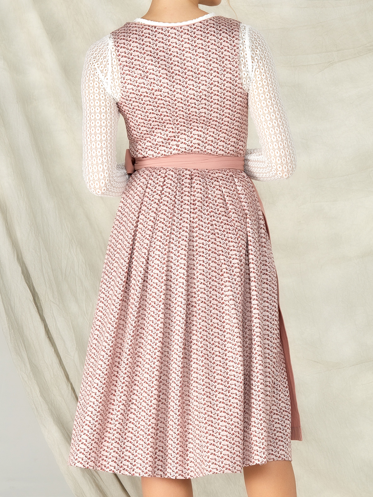 Modernes Dirndl in Rosa mit Lederdetails
