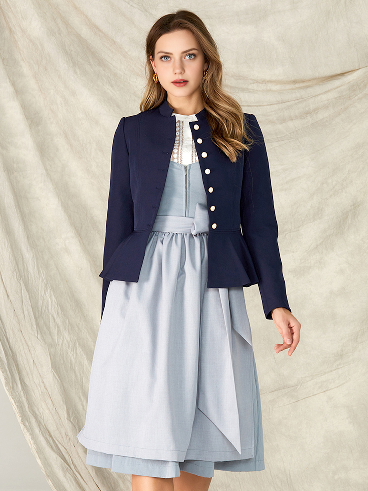 Ein klassisches Jamei Dirndl in Marineblau