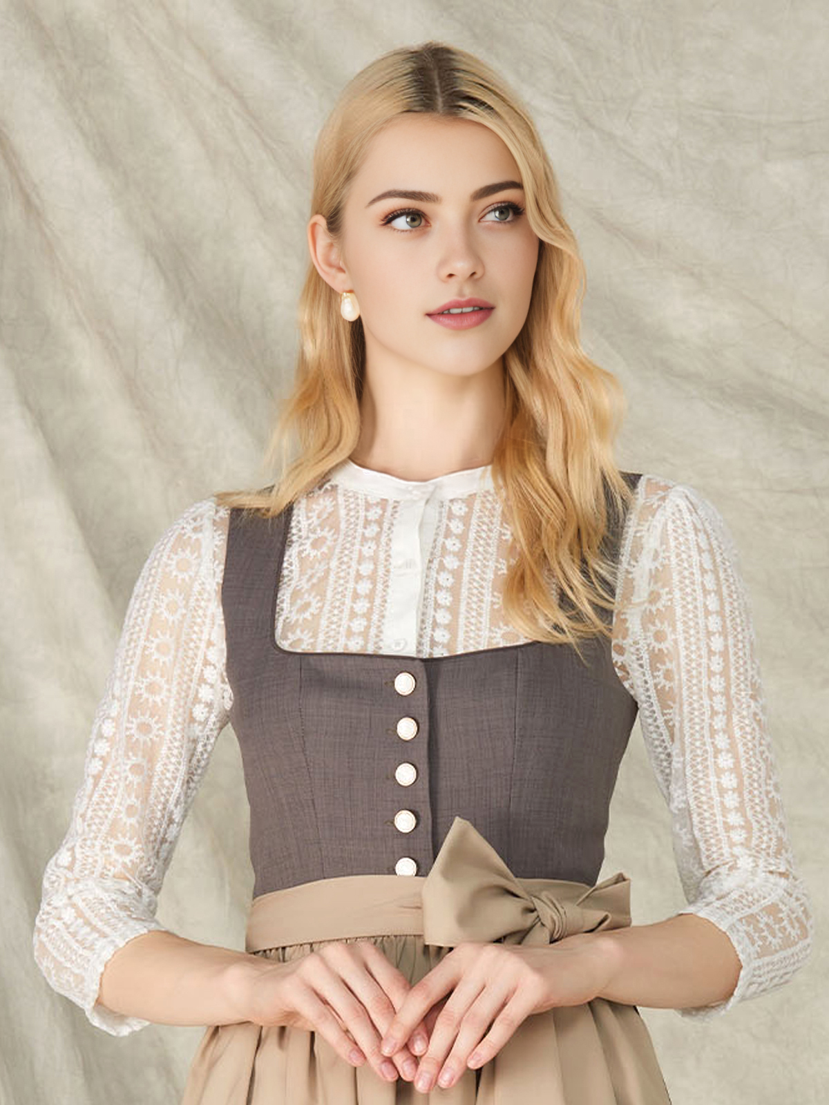 Modernes Dirndl in Grau mit eleganter Silhouette