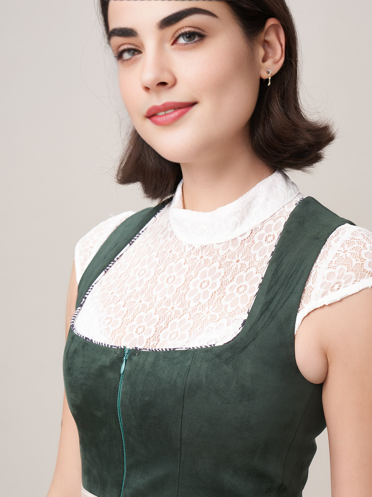 Dirndl in dunkelgrünem Samt mit traditioneller Bluse und Schürze