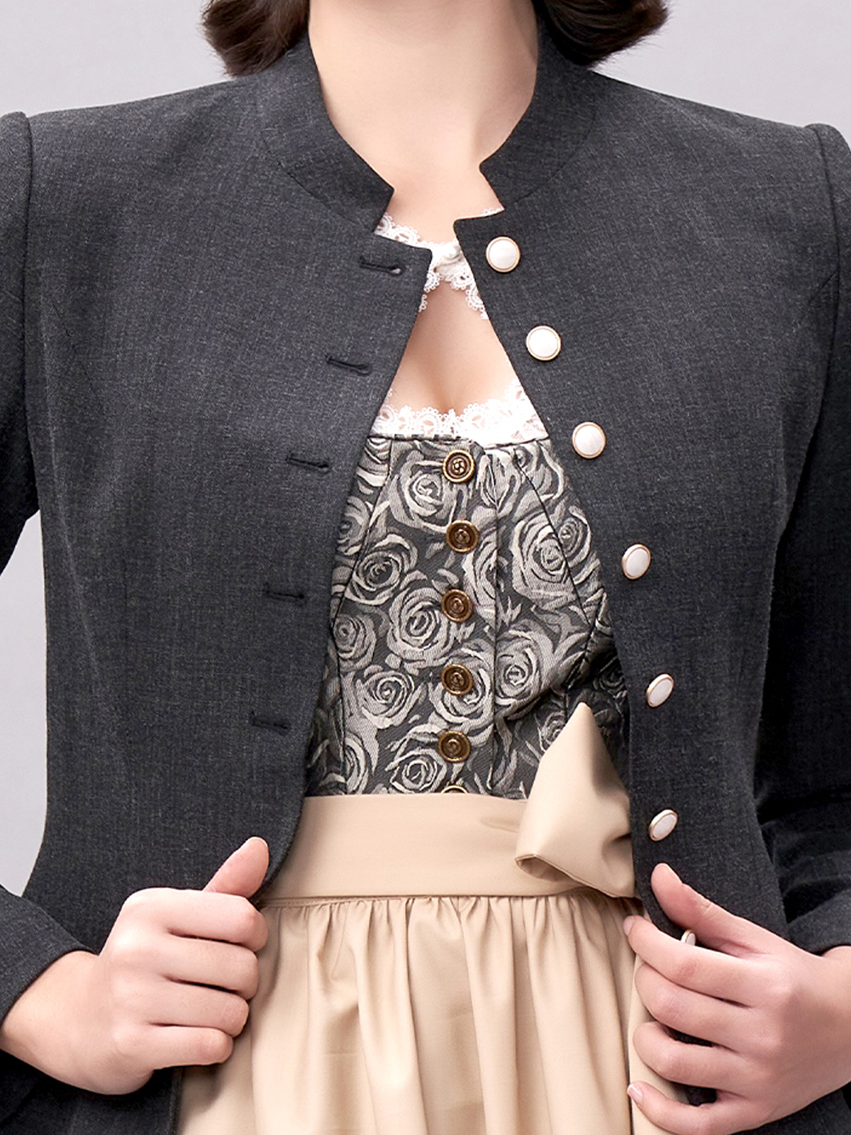 Anthrazit Dirndl mit schwarzer Jacke