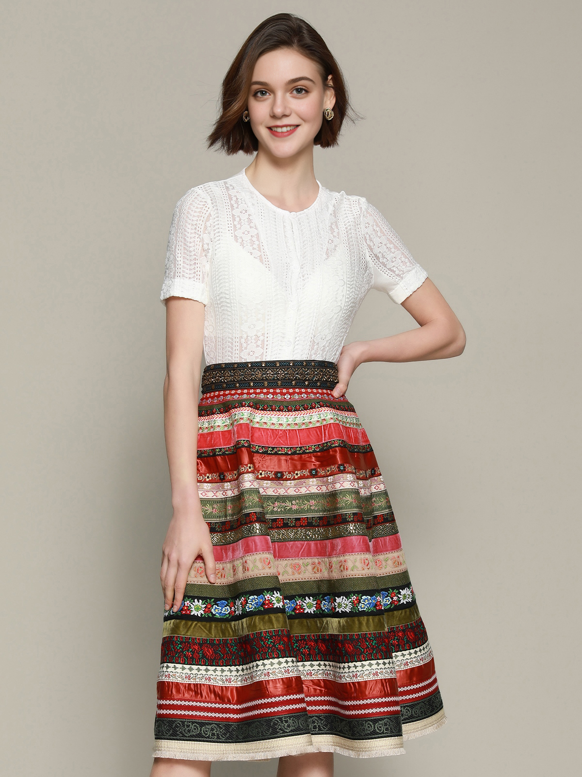 Modernes Dirndl in Rot mit figurbetonter Silhouette