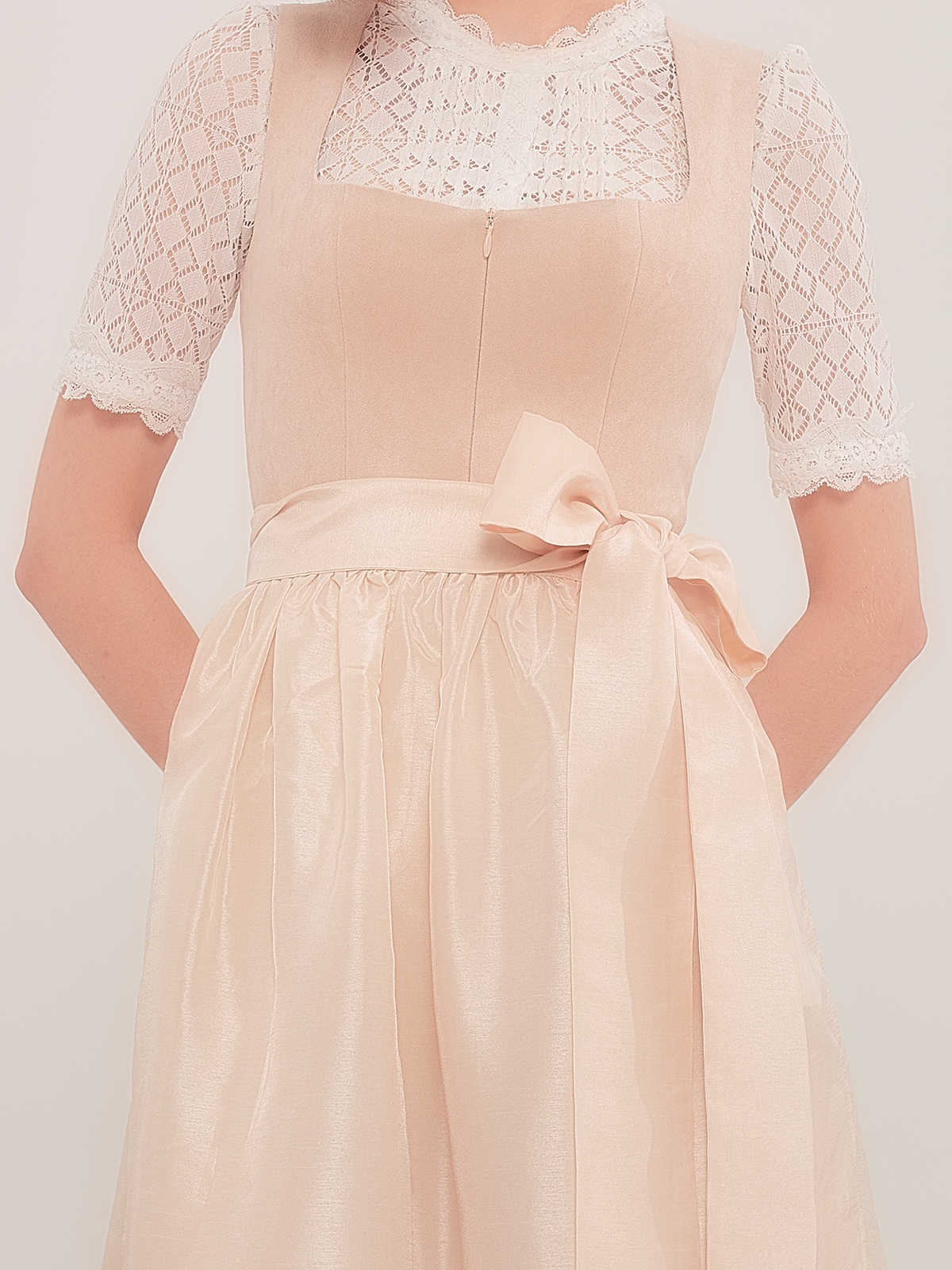Modernes Dirndl in blau-beiger Farbkombination