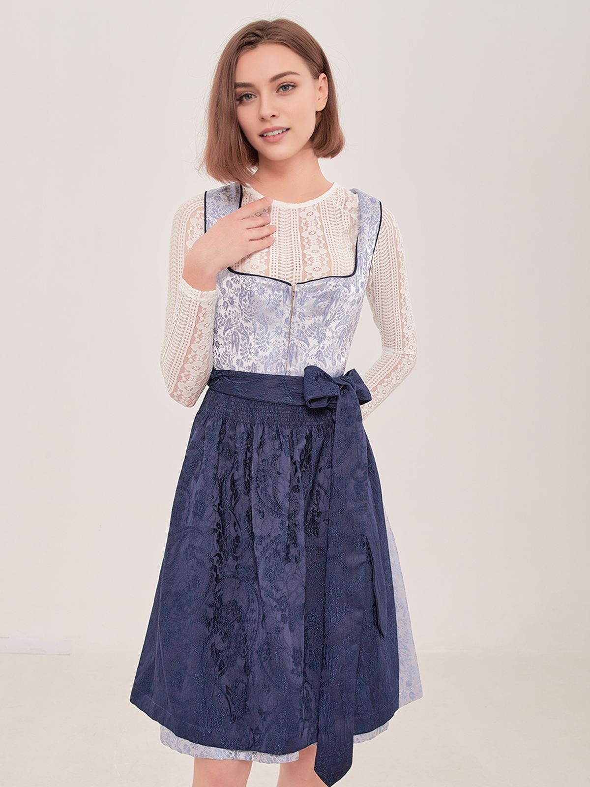 Modernes Dirndl in Blau