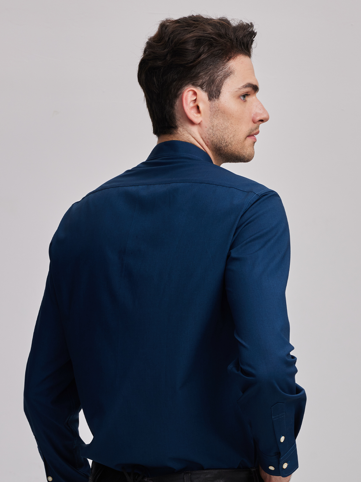 Modernes Dirndl in Blau mit raffiniertem Schnitt