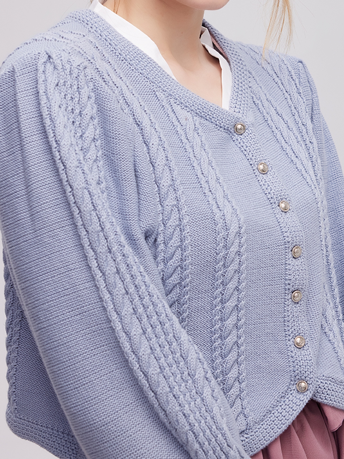 Modernes Dirndl in Blau mit zeitgemäßem Schnitt