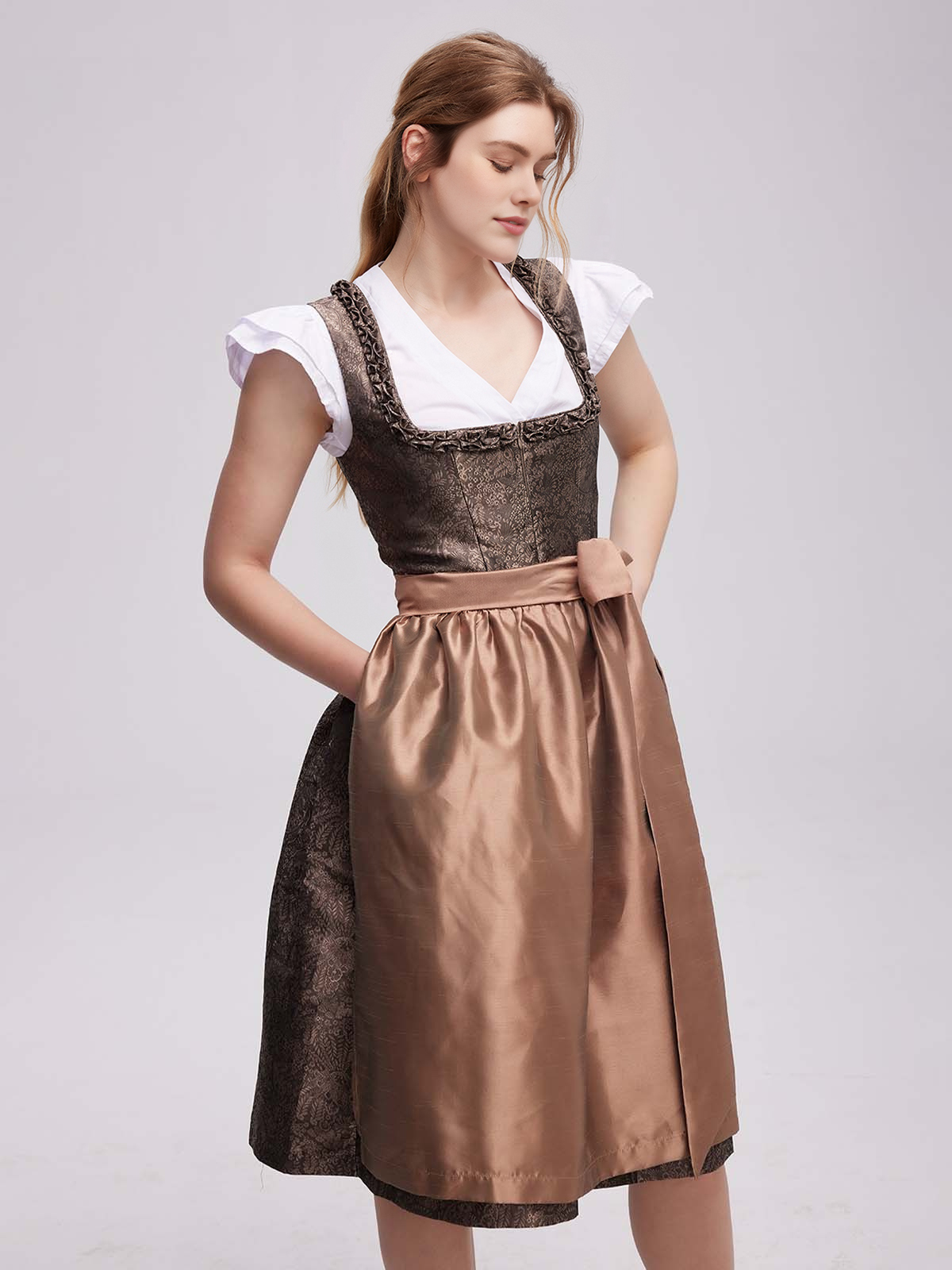 Dirndl in Braun mit traditioneller Stickerei