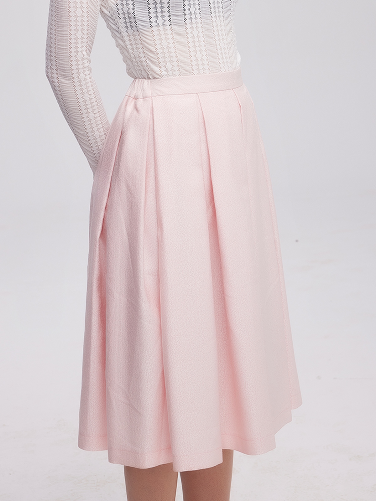 Modernes Dirndl in Rosa mit floralen Details