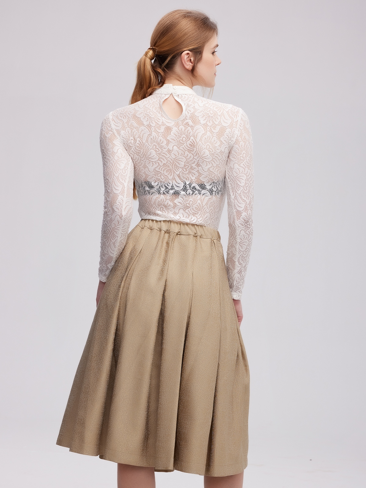 Modernes Dirndl mit elegantem V-Ausschnitt