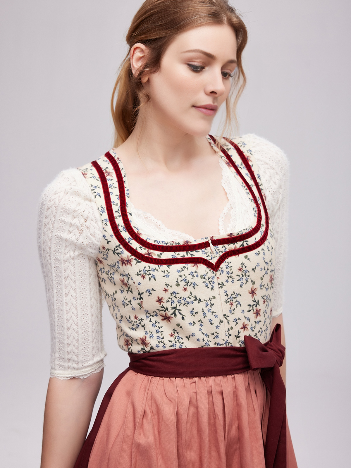 Modernes oranges Dirndl mit floralen Akzenten
