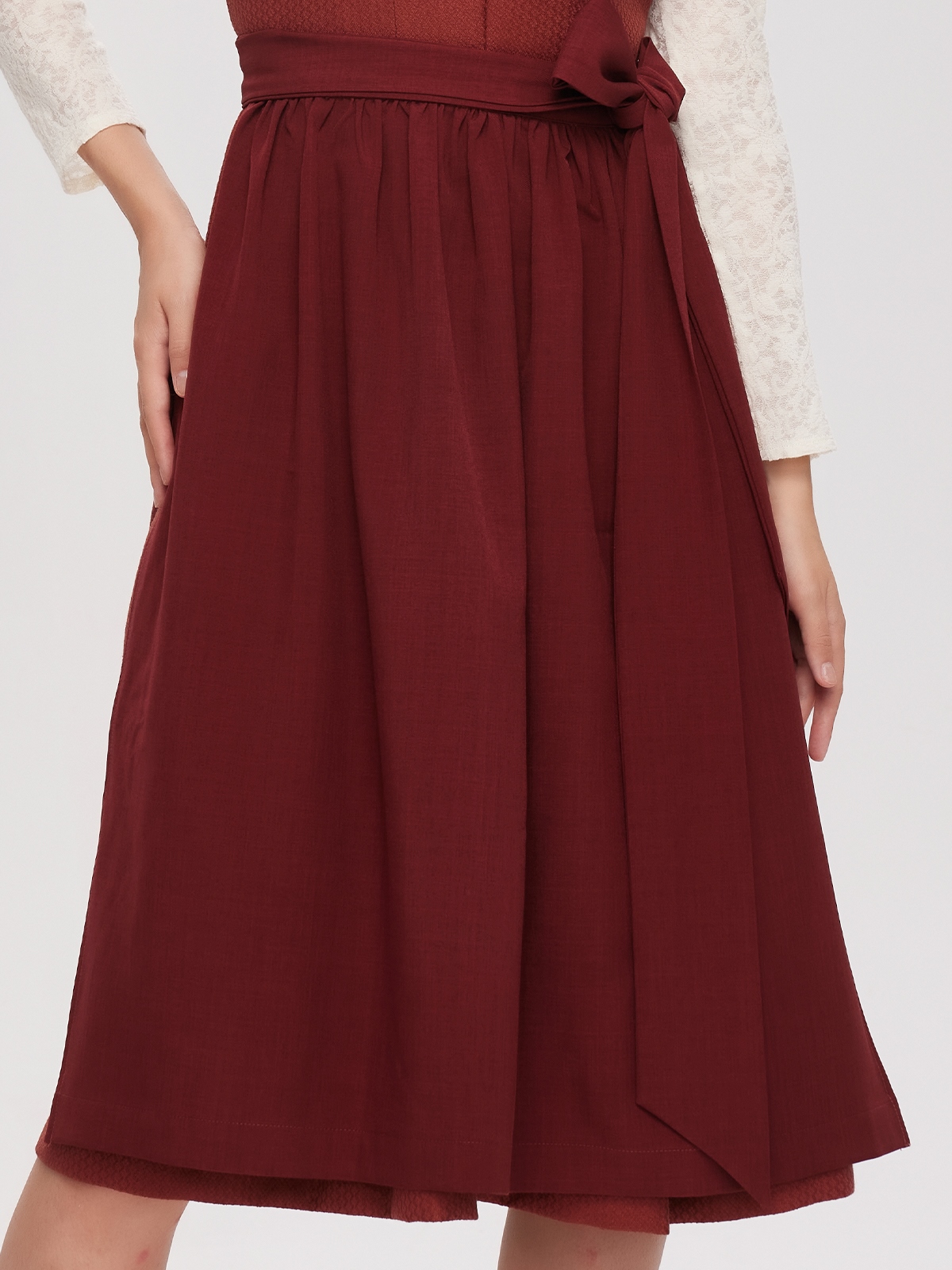 Ein elegantes rotes Dirndl mit feinen Details