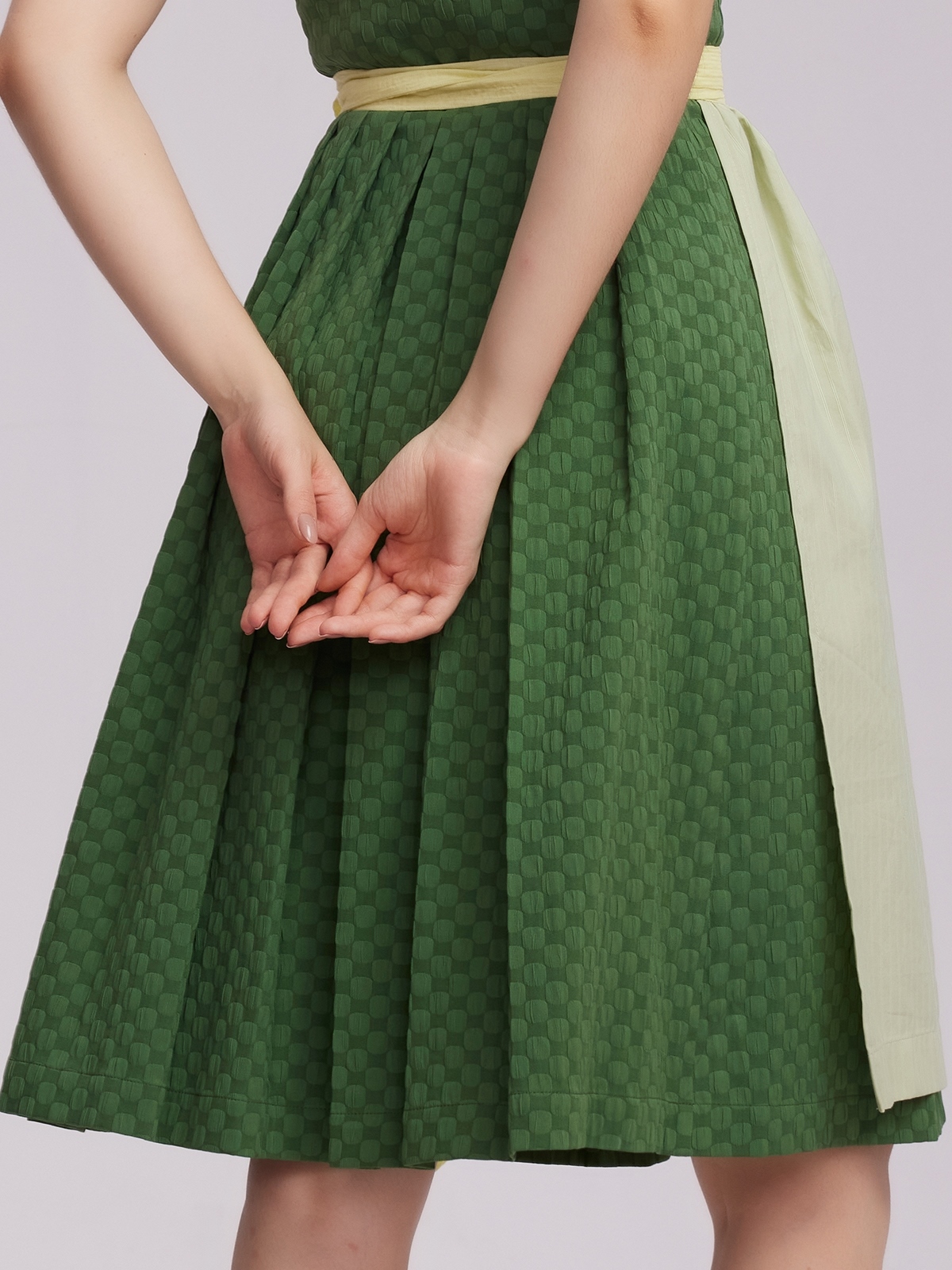 Modernes Dirndl in Grün