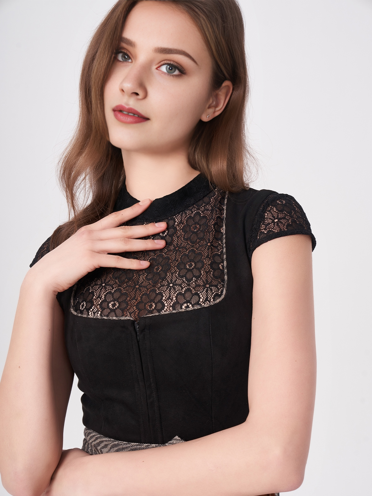 Elegantes schwarzes Dirndl mit floralen Details