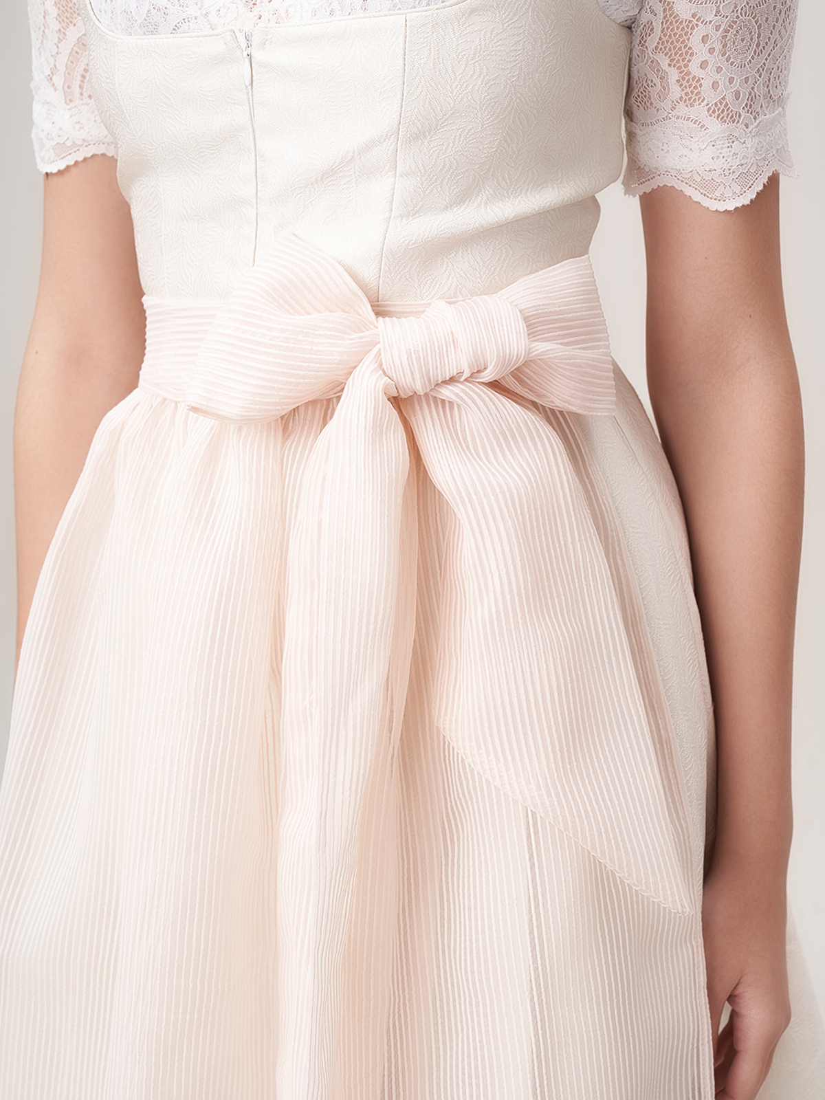Graues Dirndl mit eleganter Schürze