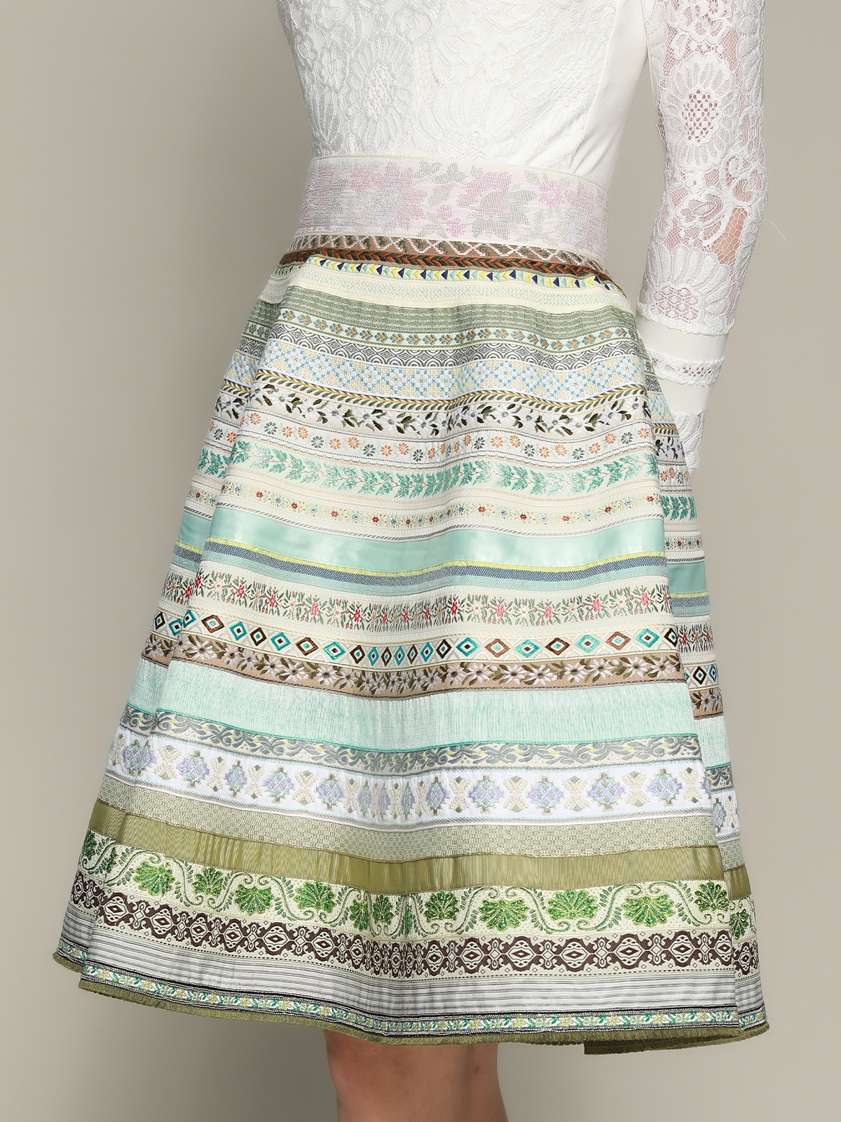 Grüner Samt Dirndl mit floralen Details
