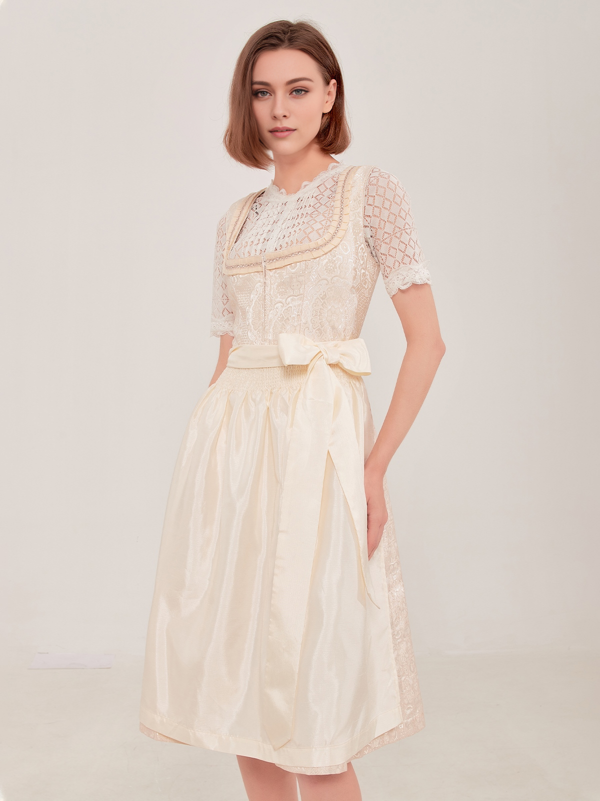 Modernes Dirndl in Weiß