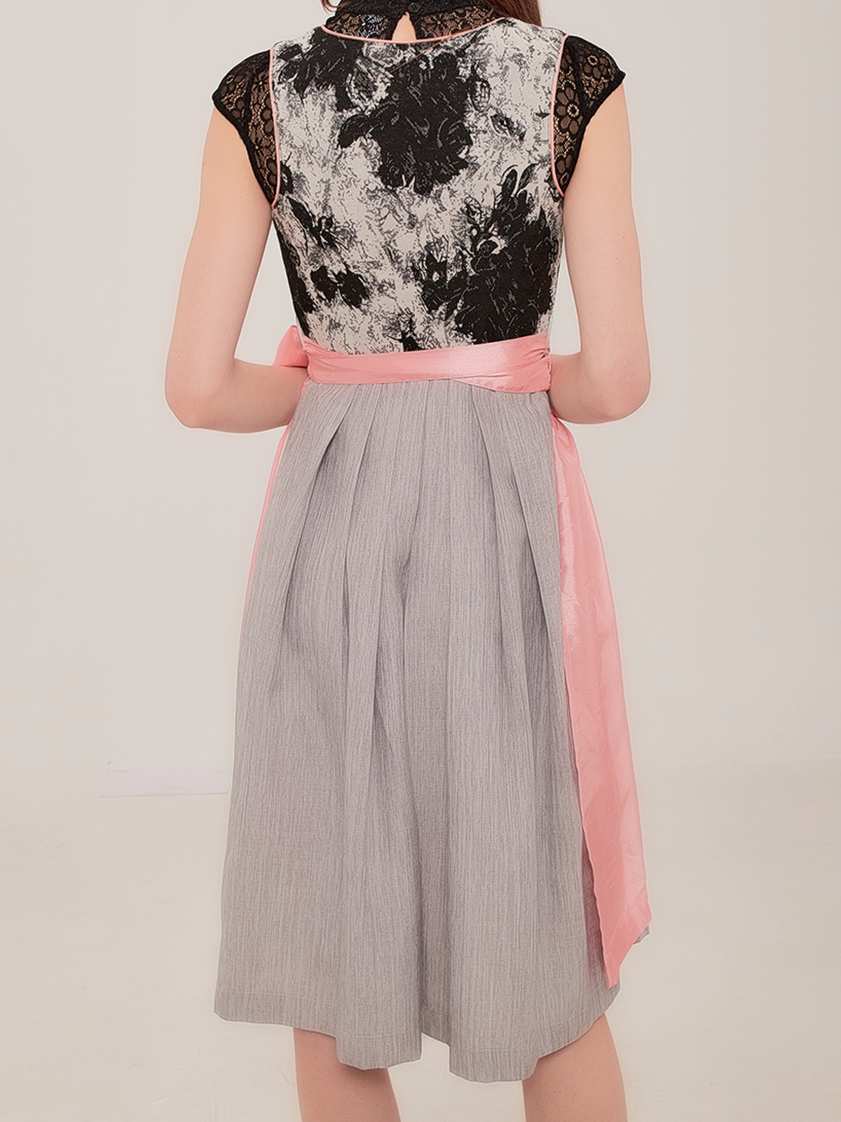 Elegantes schwarzes SamtDirndl mit aufwendiger Stickerei