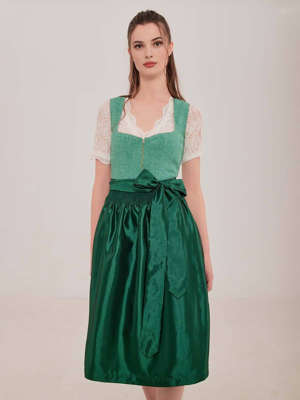 Luxuriöses blaues Samt-Dirndl von Ehreer