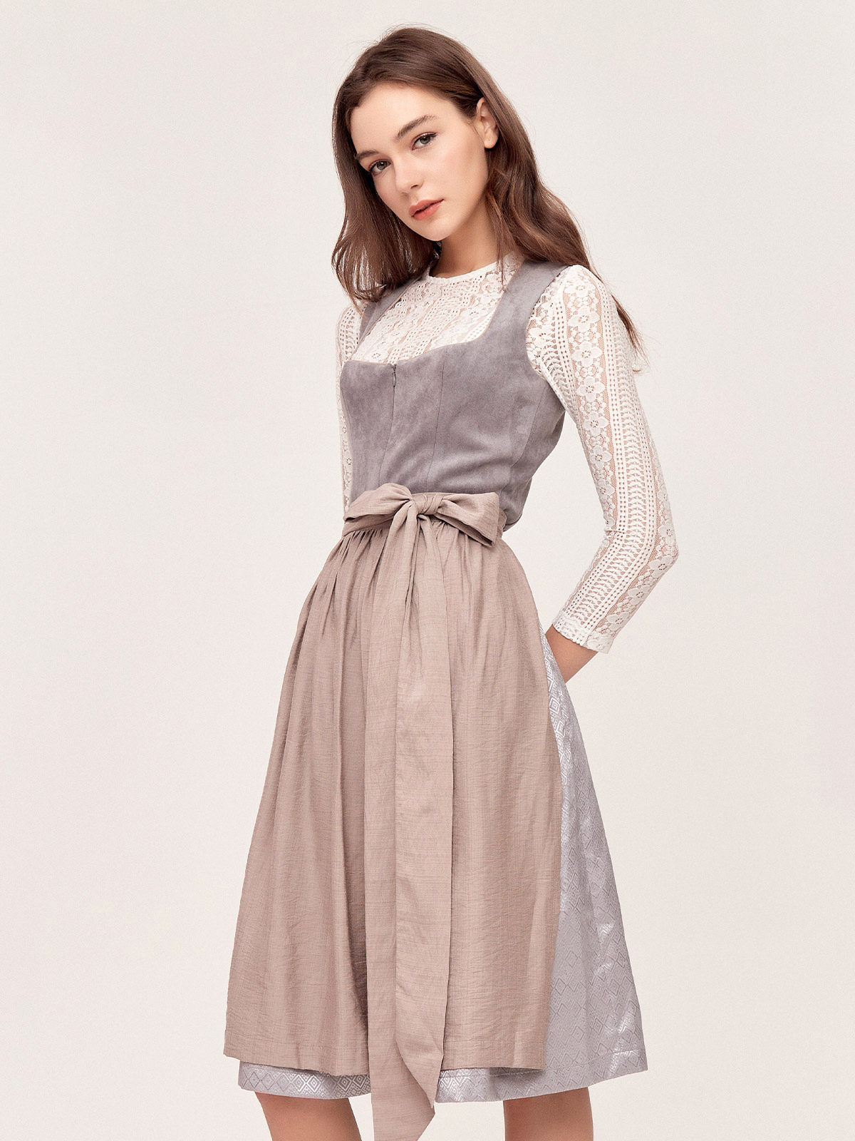 Elegantes langes Dirndl in Grau