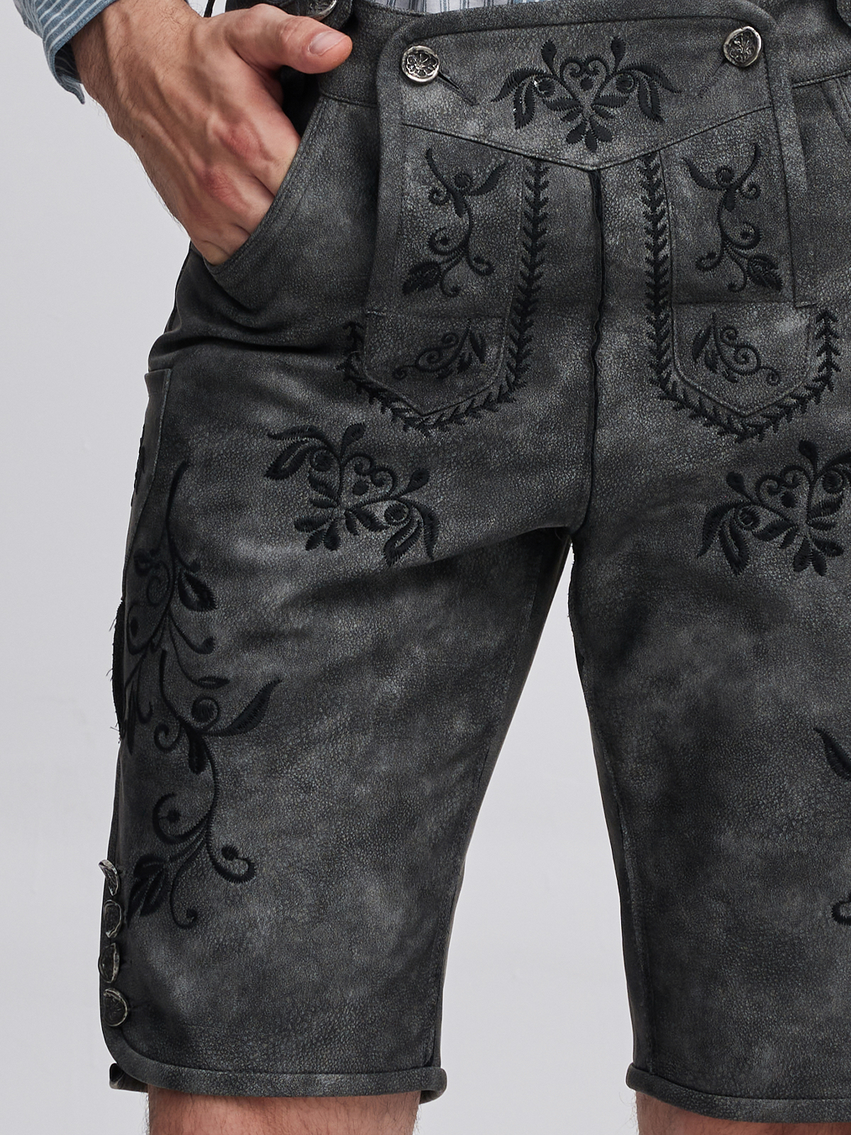 Tradition meets Modernität: Ein graues Lederhosen-Outfit inspiriert von bayerischem Erbe