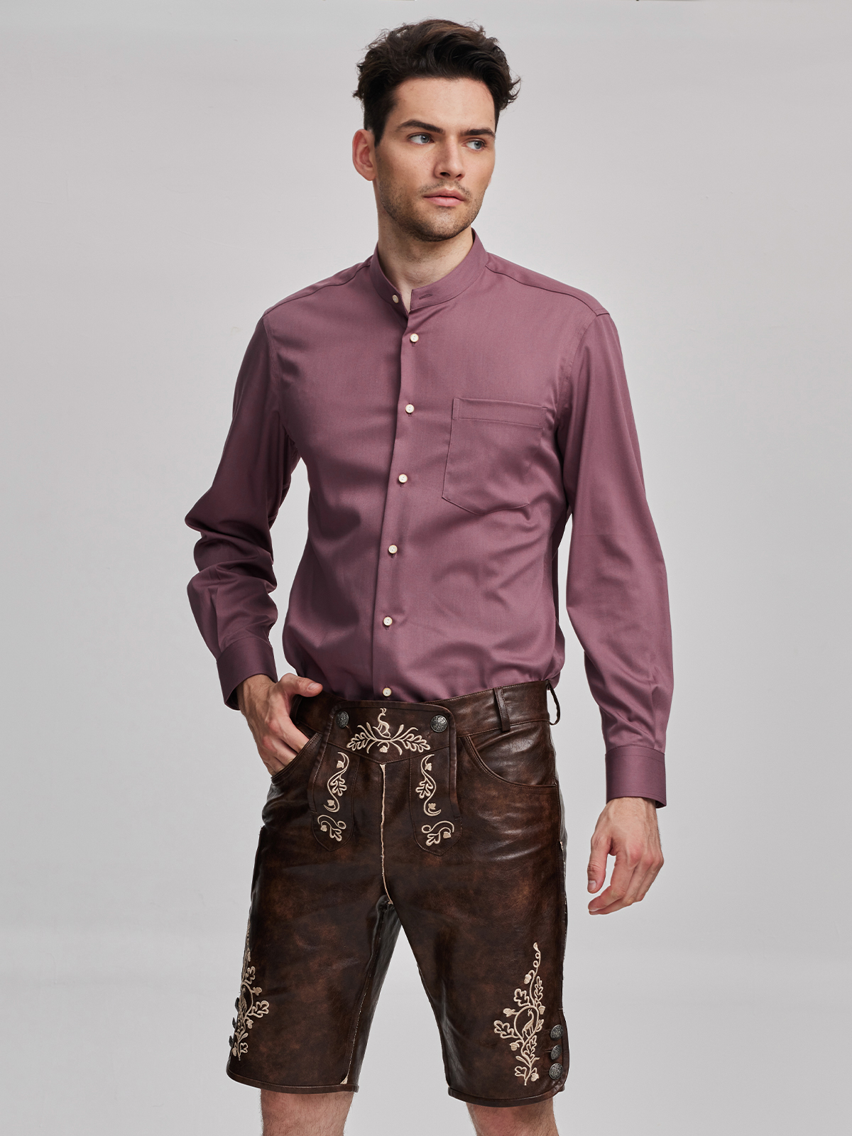 Ein elegantes rotes Dirndl mit floralen Details