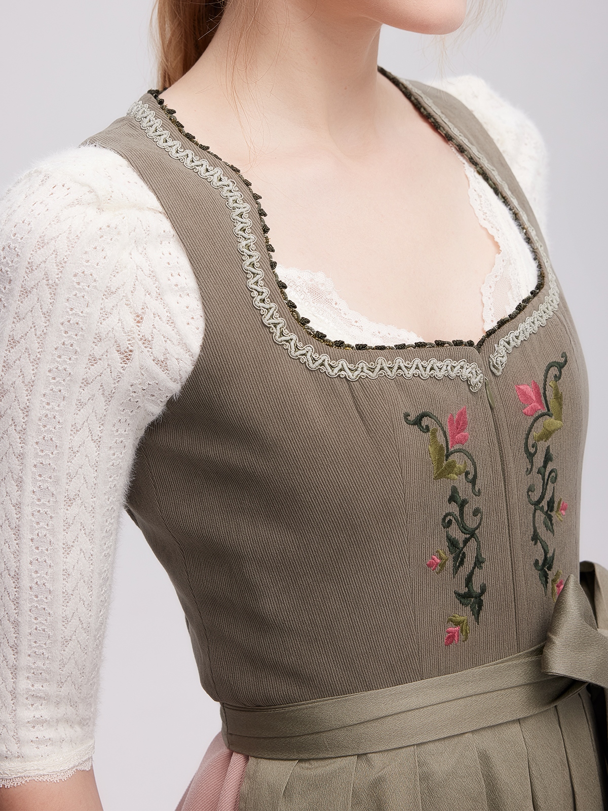 Modernes Dirndl in Grün