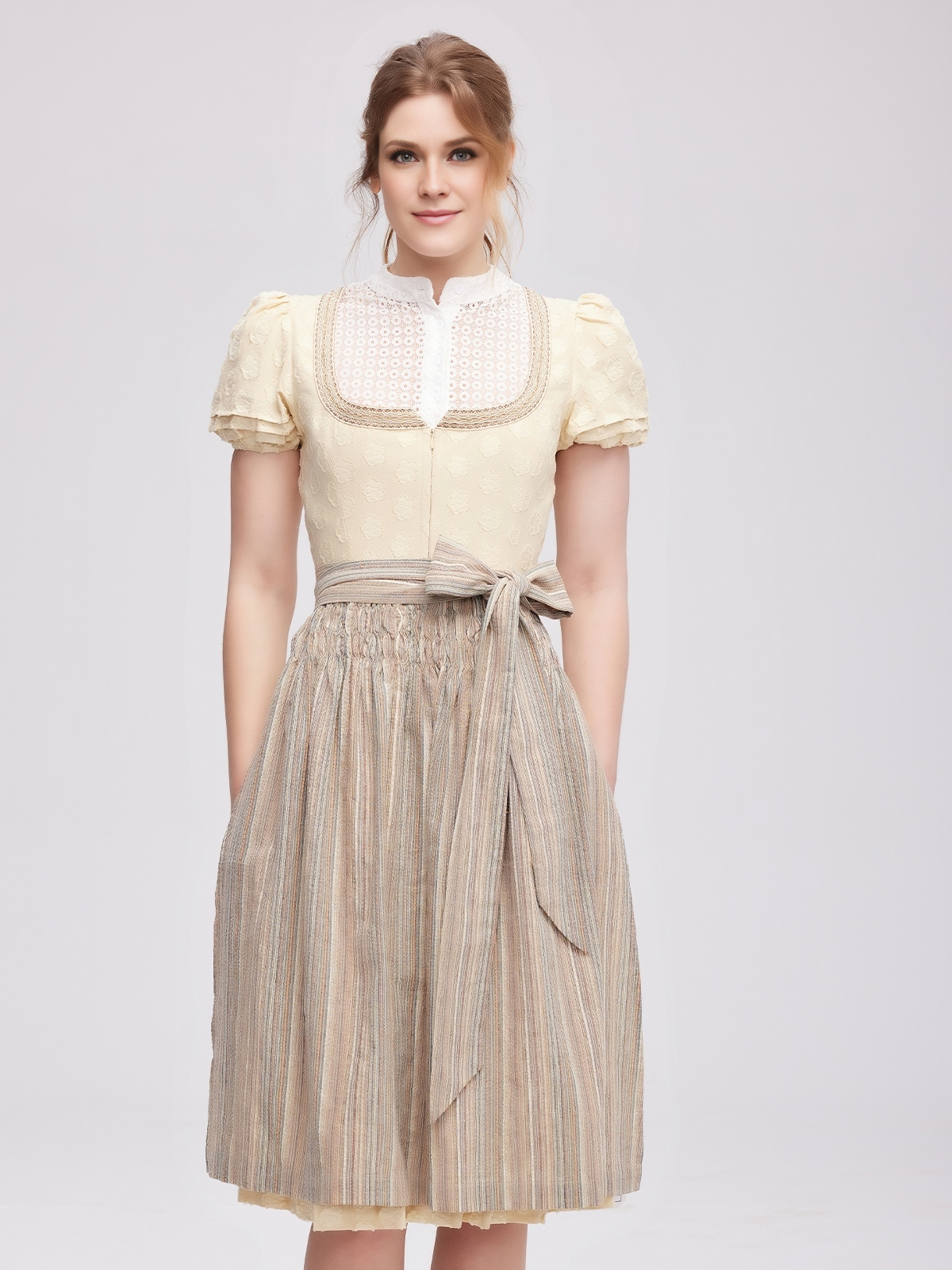Moderne blaue Dirndl mit figurbetonter Silhouette