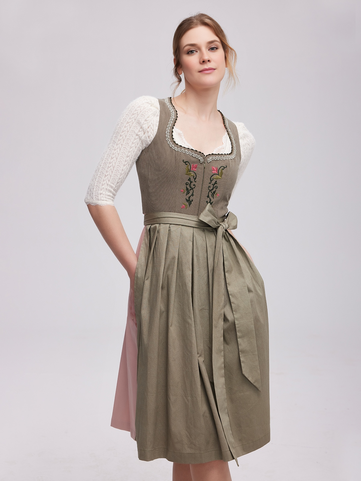 Modernes gelbes Dirndl mit figurbetonendem Schnitt
