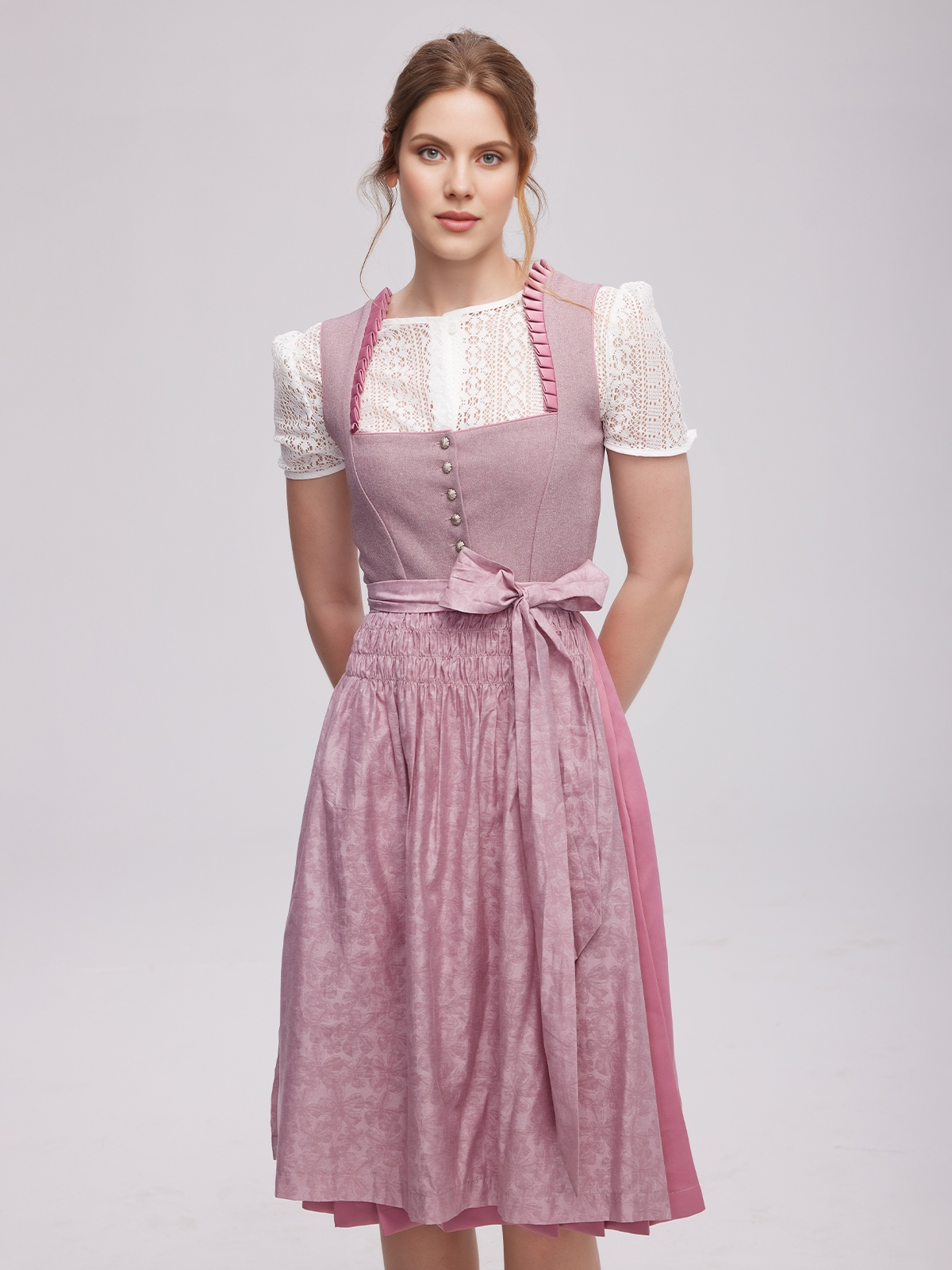 Modernes lila Dirndl mit jugendlichem Schnitt