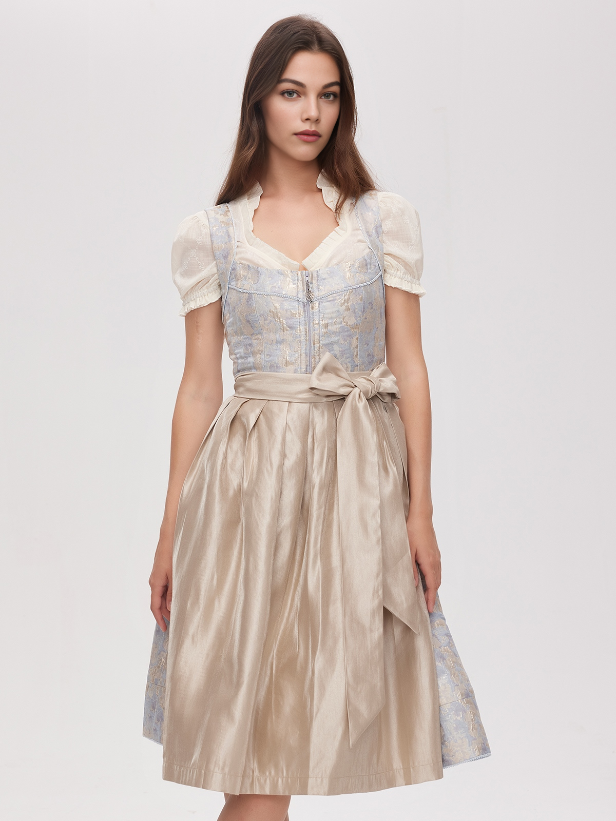 Traditionelles blaues Dirndl mit modernem Schnitt