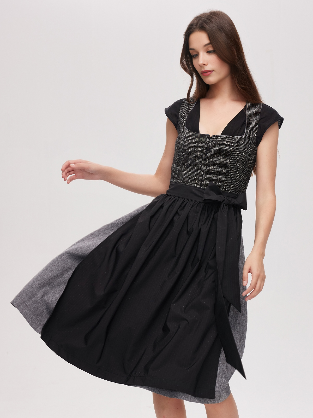 Modernes Dirndl mit Reißverschluss