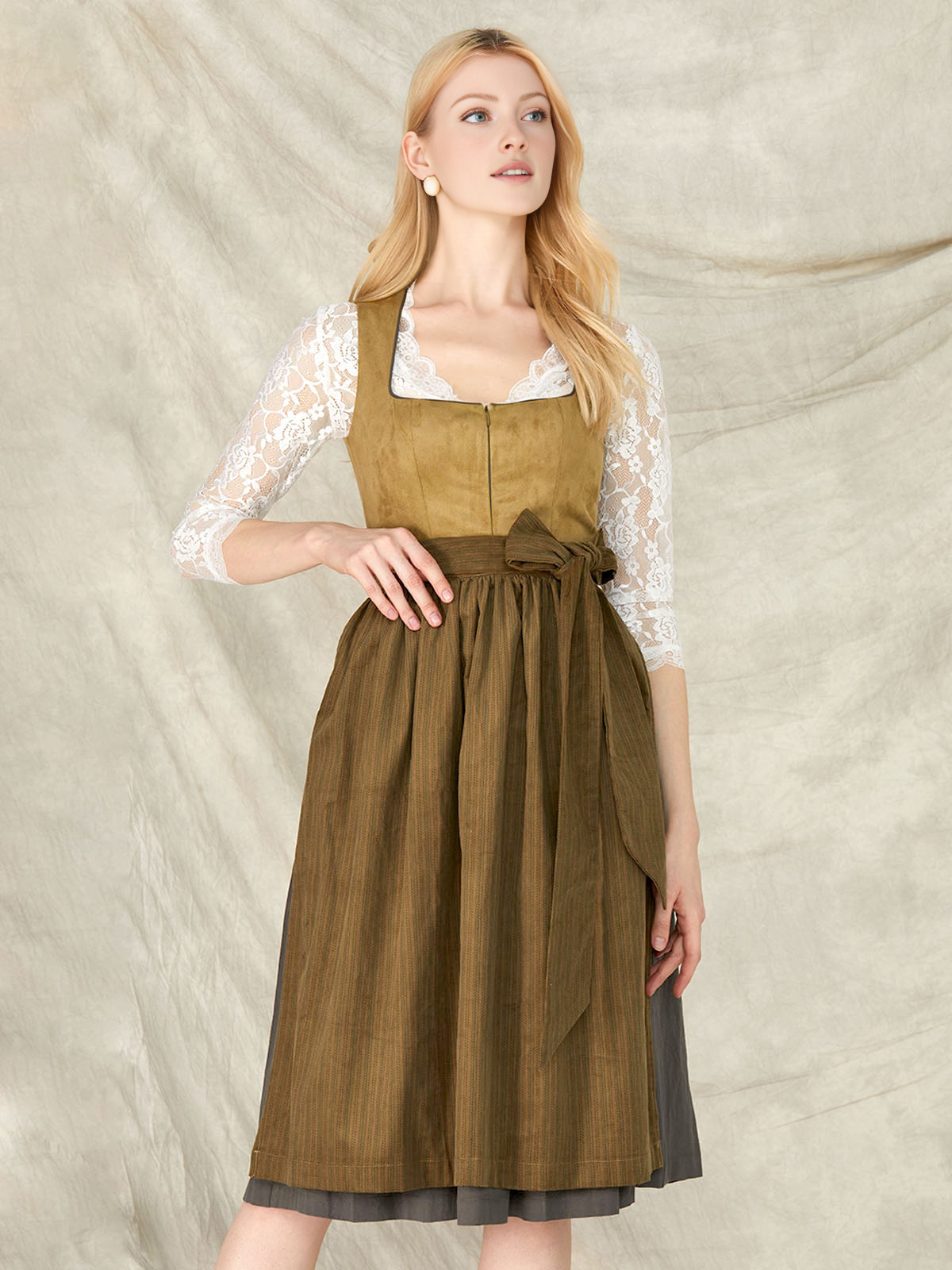 Ein langes schwarzes Dirndl mit grünen Akzenten