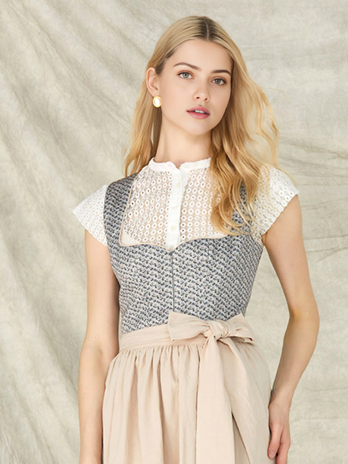 Traditionelles Dirndl in Blau