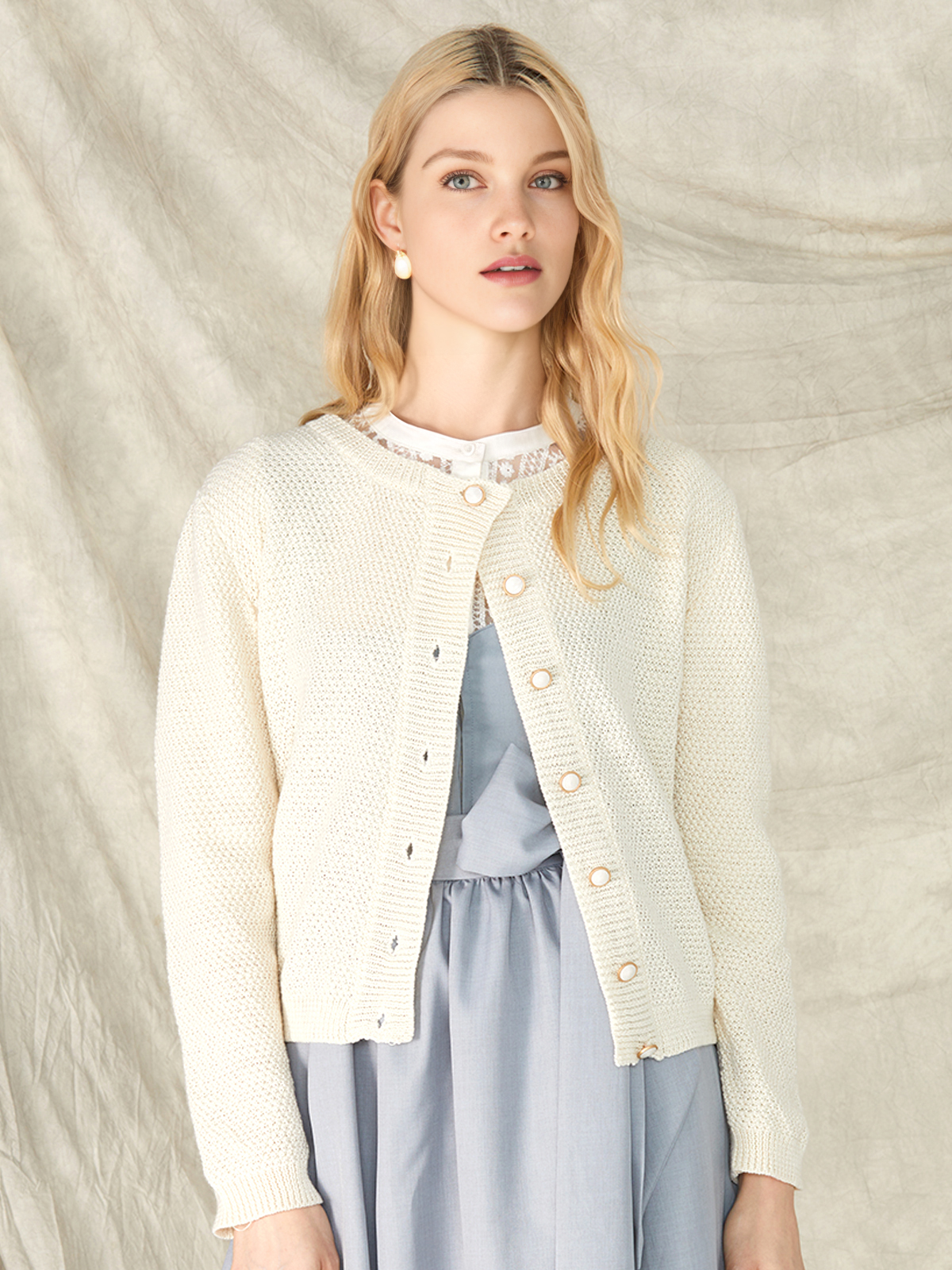 Modernes Dirndl in Weiß mit Strick-Optik