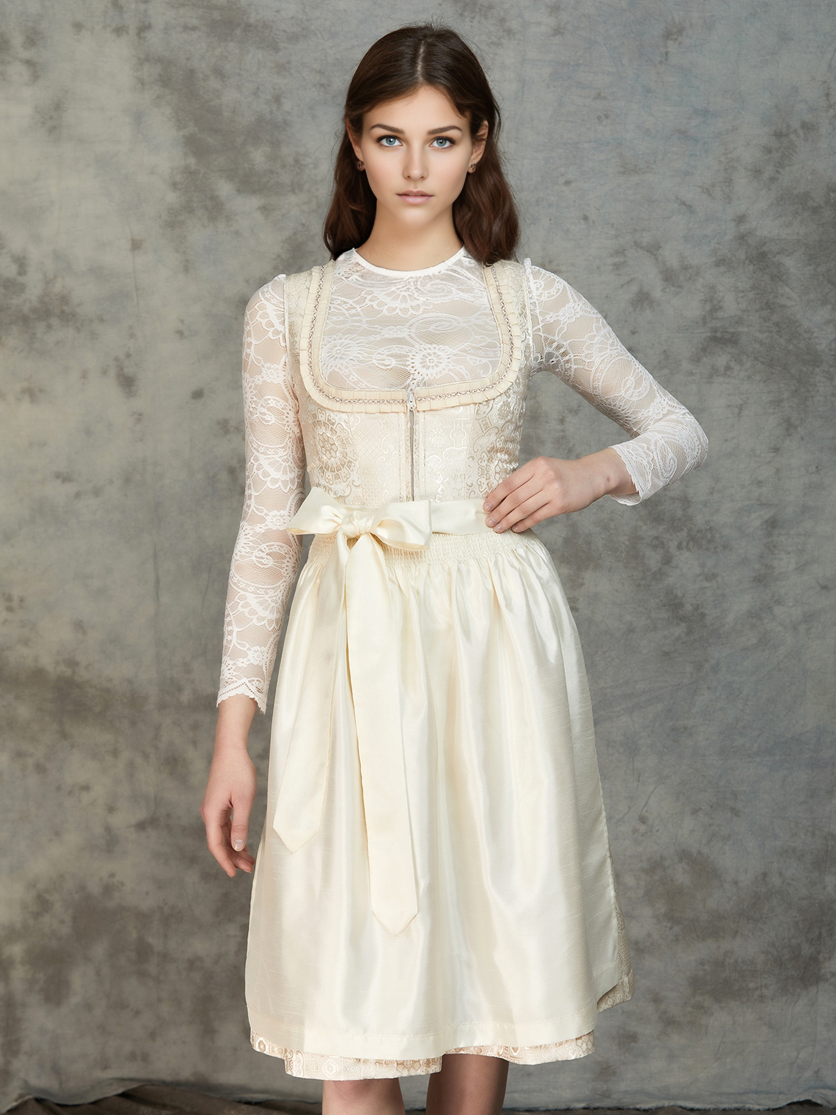 Dirndl in Weiß mit modernen Details