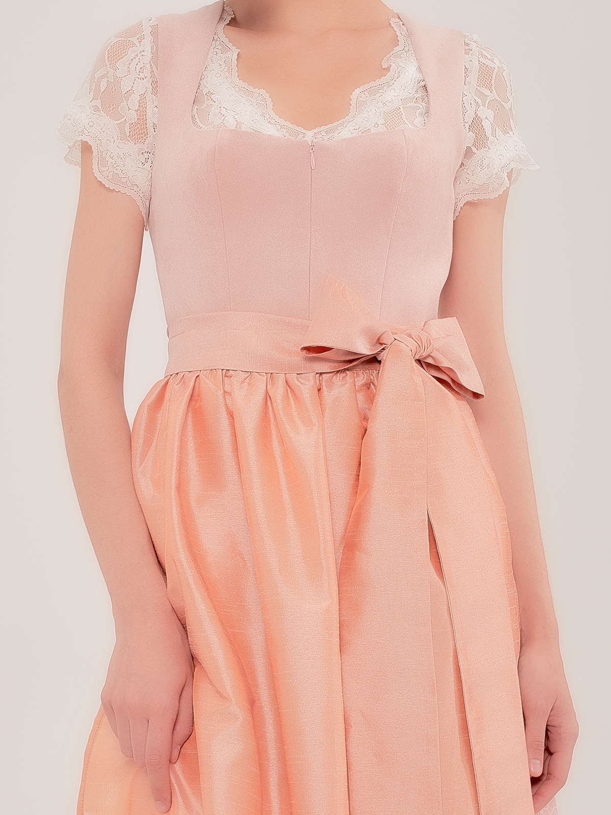 Elegantes weißes Dirndl mit rosa Schürze