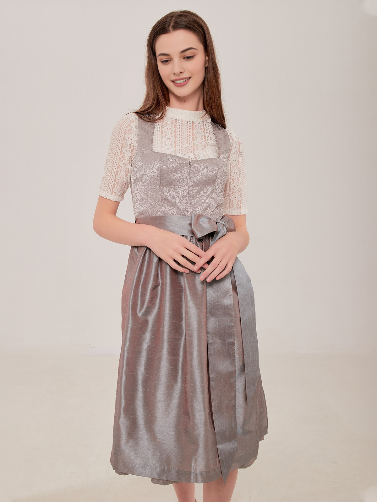 Dirndl-Styling mit grünem Ehreer Dirndl