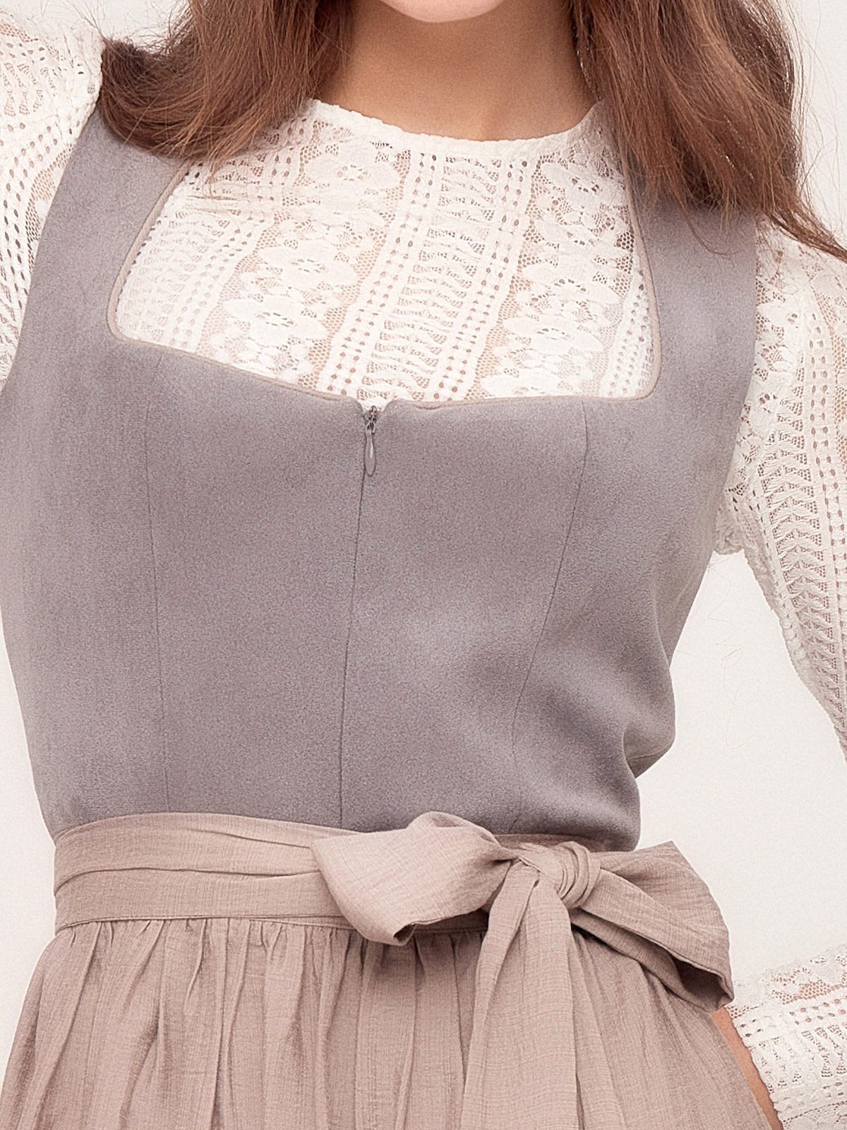 Modernes graues Dirndl mit femininem Schnitt