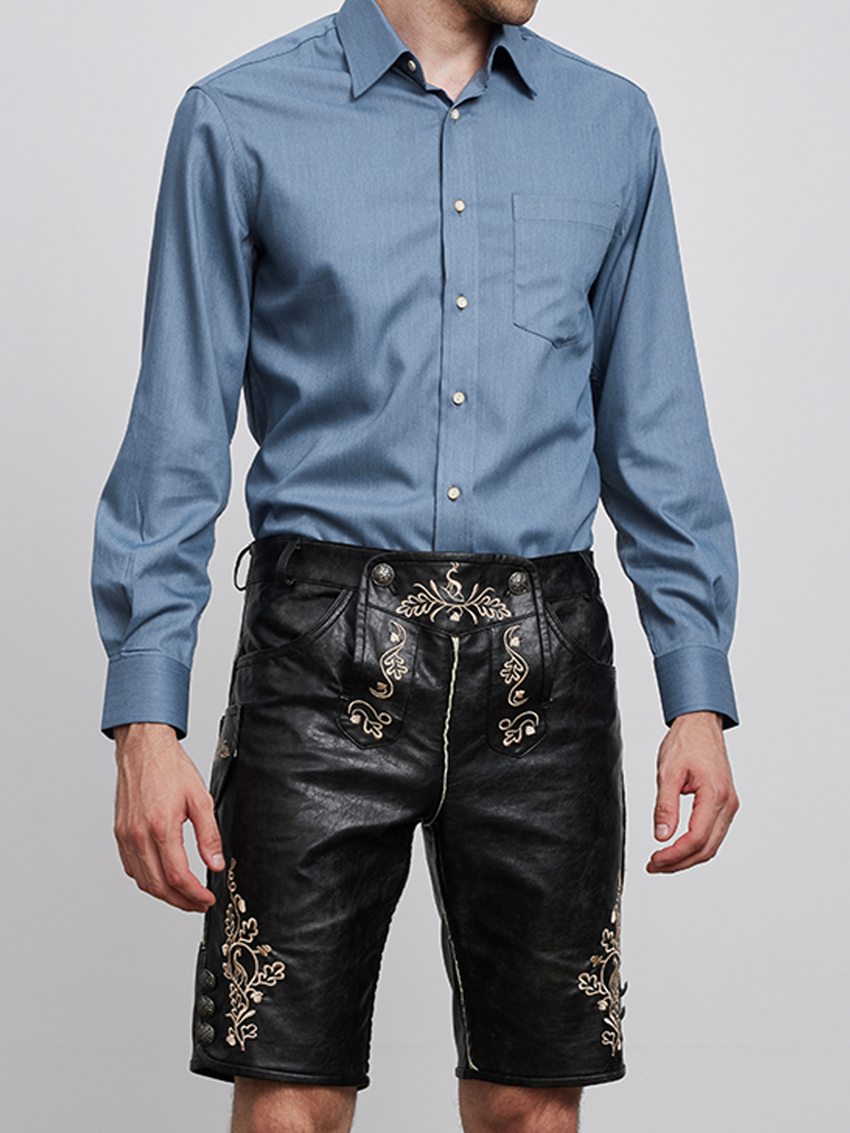 Traditionelles Dirndl mit Lederschürze