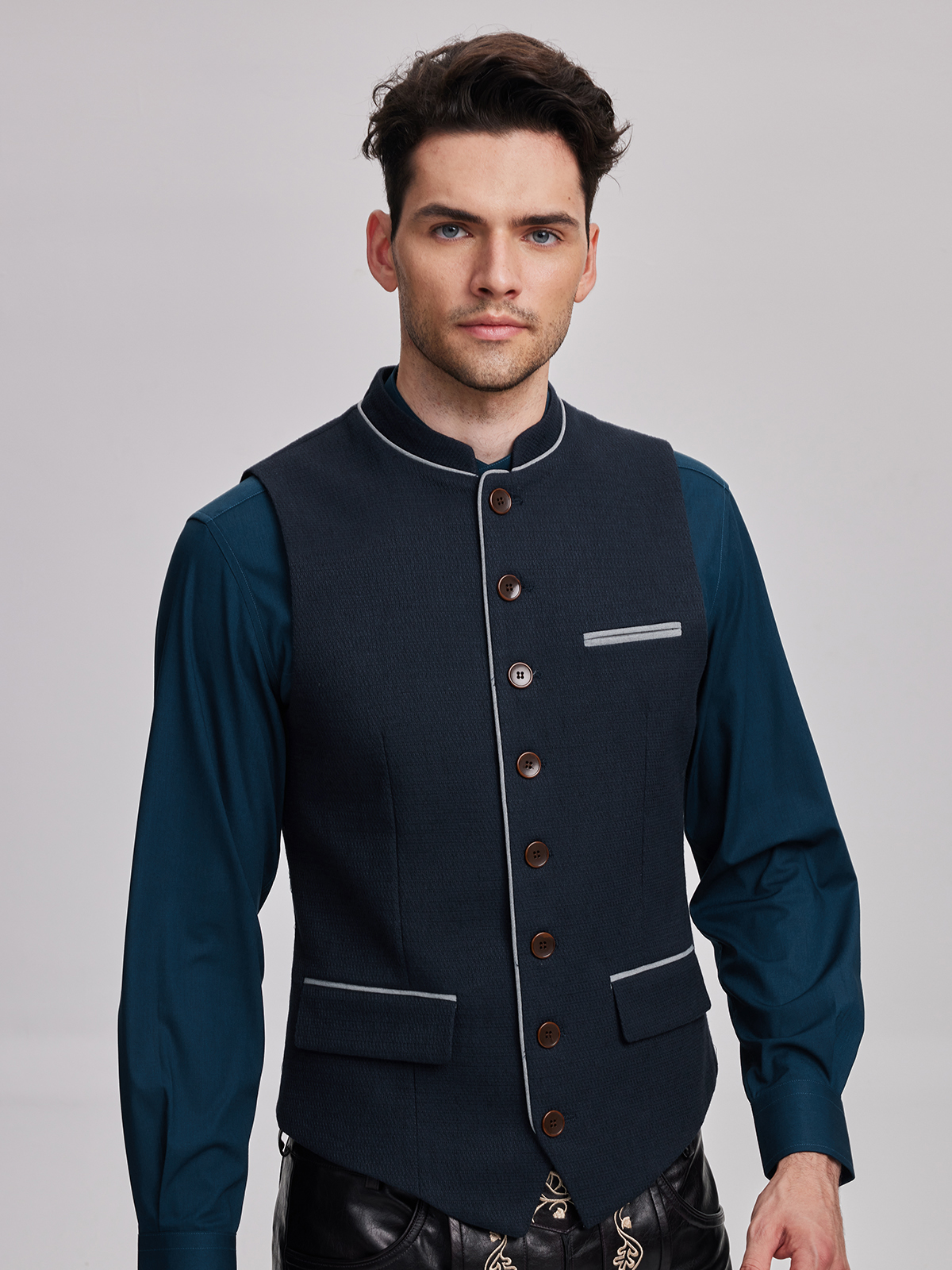 Grünes Dirndl mit blauer Weste – perfekt für traditionelle Anlässe