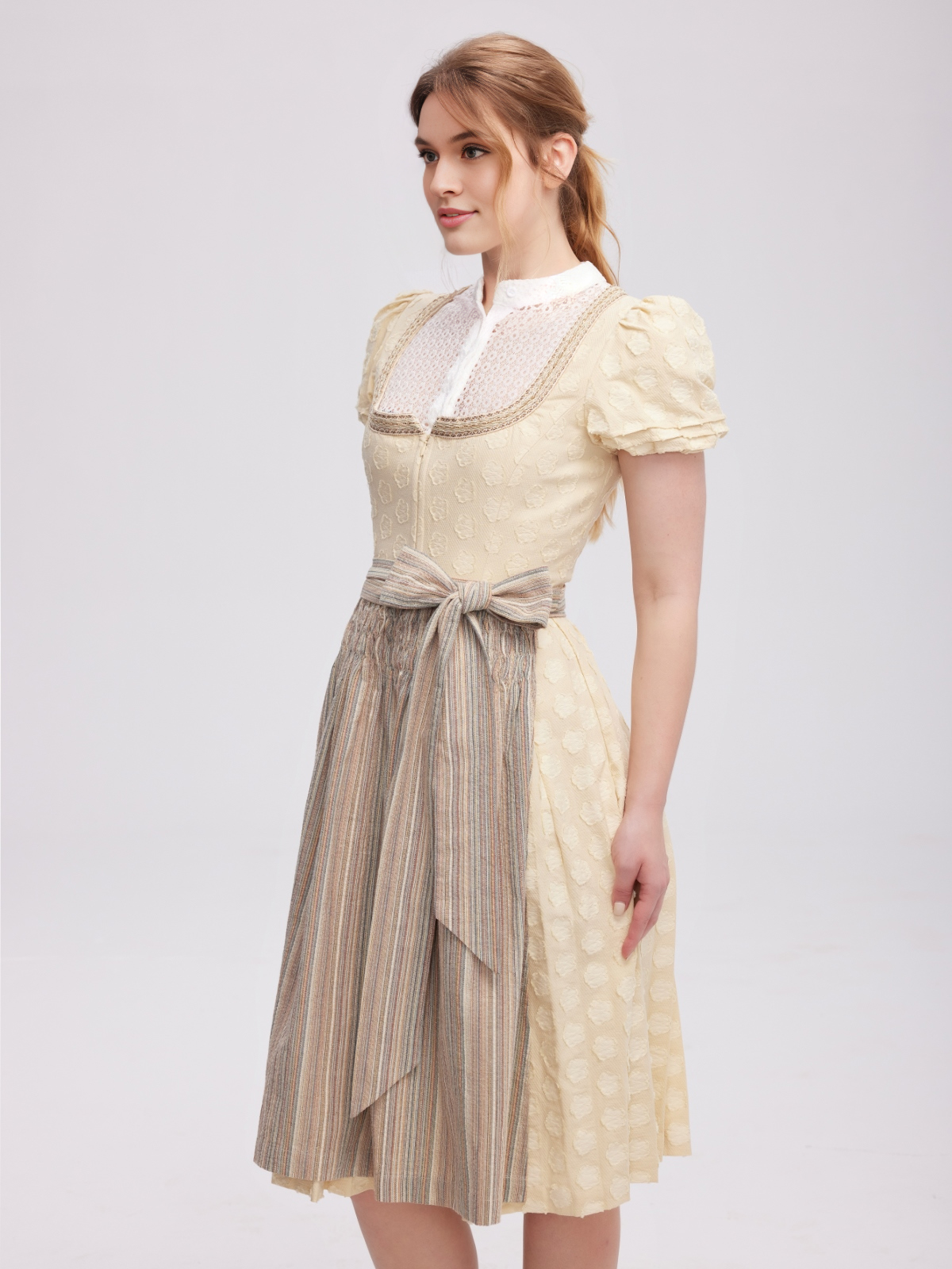 Dirndl in dunkelgrün mit gelber Schürze