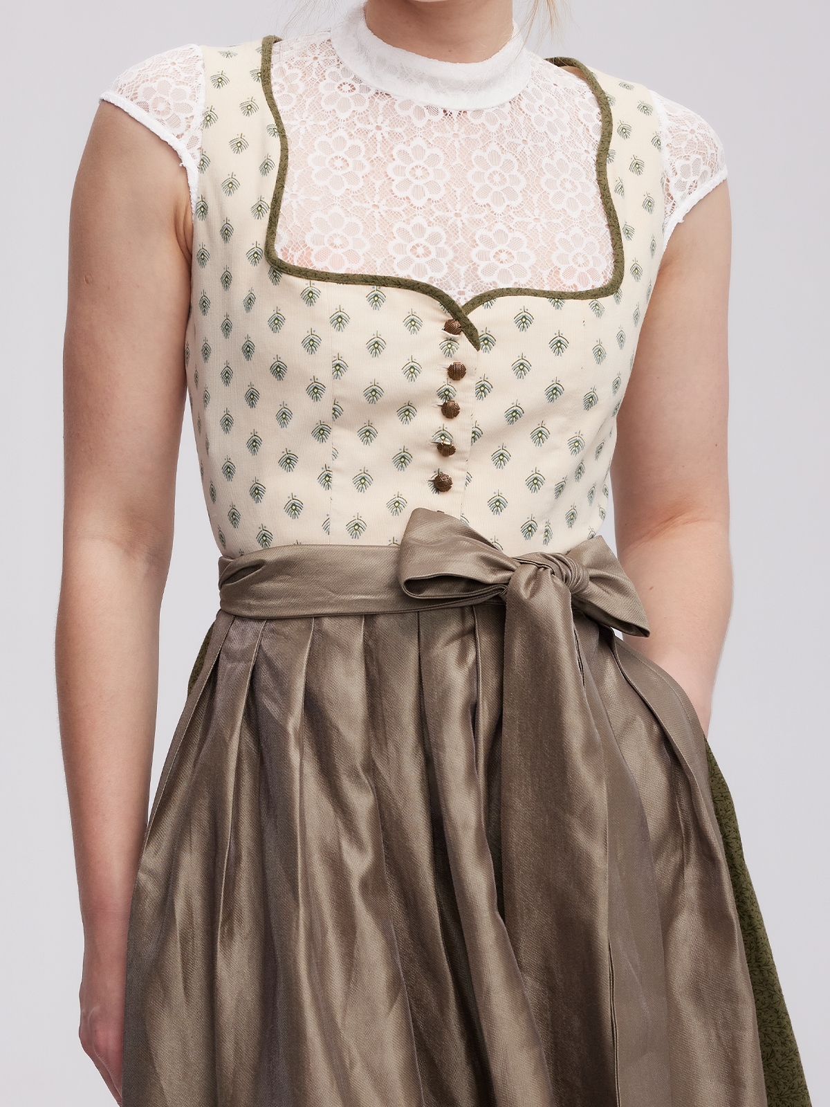 Gelbe Dirndl mit modernen Accessoires