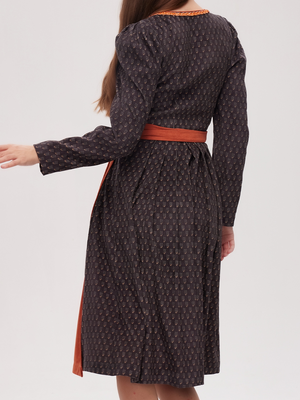 Modernes Dirndl in Schwarz – perfekt für den urbanen Look